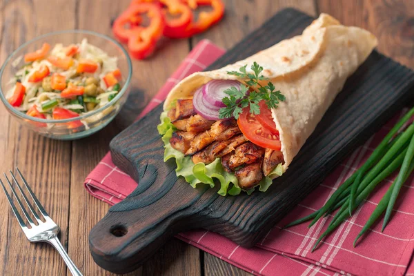 Homemade Shawarma Grilled Meat Salad Bowl Rustic Table — Stock Photo, Image