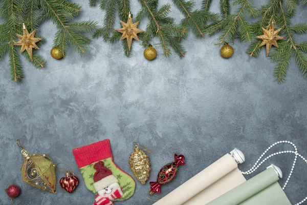 グランジの背景にボーブルとロールローマの色合いを持つクリスマスモミの枝の休日の配置 — ストック写真