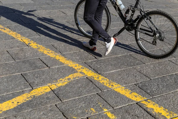 Laag Gedeelte Van Vrouw Fiets Stad Weg Zonlicht — Stockfoto