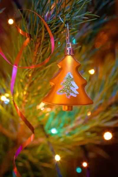 Adorno Navidad Forma Árbol Oro Sobre Fondo Abeto Festivo — Foto de Stock