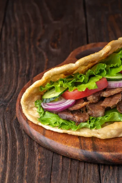 牛肉と野菜の素朴なテーブルの上で新鮮なトーティーヤ サンドイッチ — ストック写真