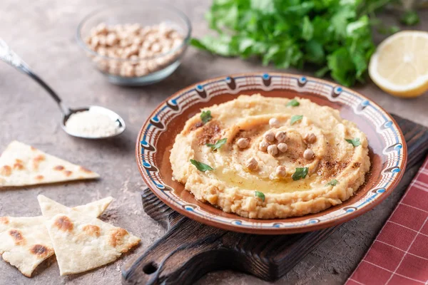 Plato Hummus Tradicional Plato Sobre Tabla Madera Sobre Mesa — Foto de Stock