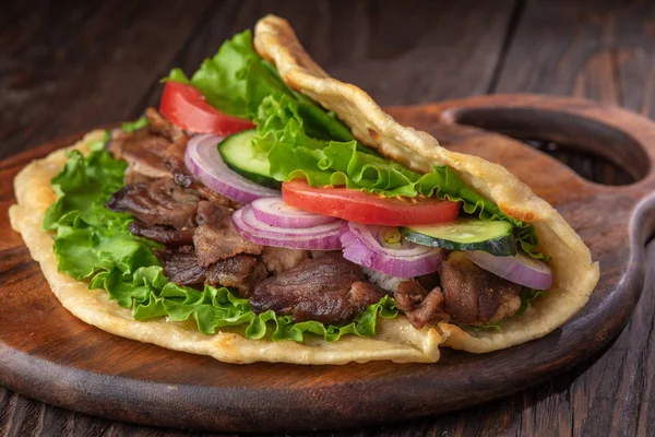 牛肉と野菜の素朴なテーブルの上で新鮮なトーティーヤ サンドイッチ — ストック写真