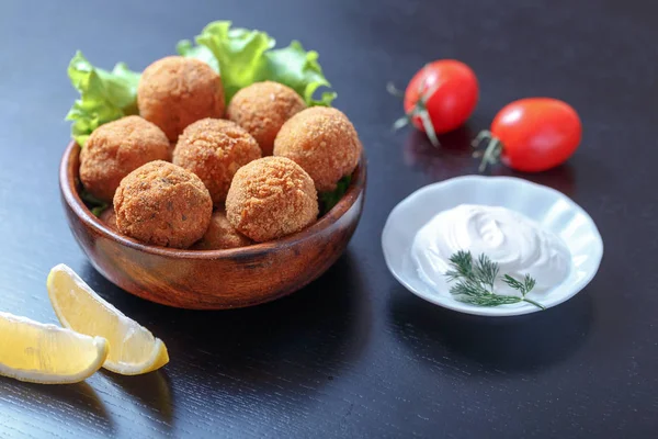 Domates Sos Ile Masada Kase Kızarmış Falafel Topları — Stok fotoğraf