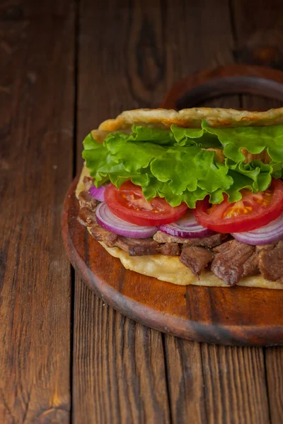 Delizioso Panino Giroscopico Fresco Fatto Casa Con Carne Arrosto Pomodoro — Foto Stock