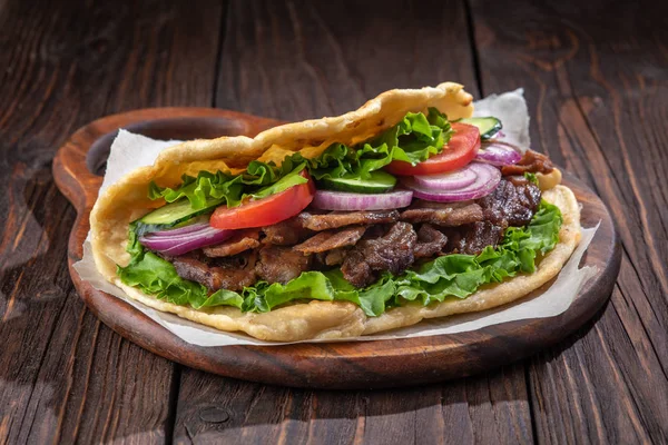 Sandwich Świeże Tortilla Mięsem Warzywami Desce — Zdjęcie stockowe