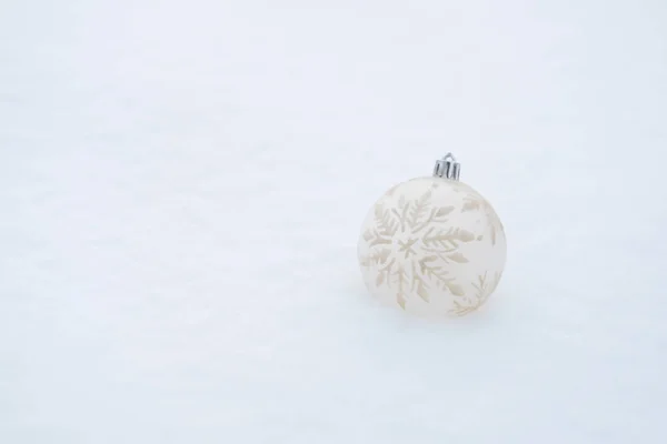 Witte Bal Kerst Ornament Met Sneeuwvlok Patroon Witte Sneeuw Achtergrond — Stockfoto