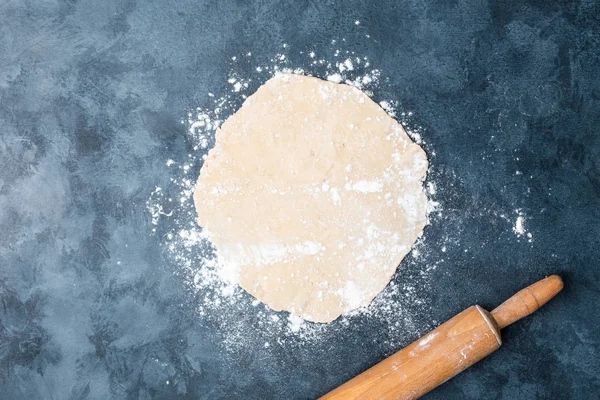 Bovenaanzicht Van Tarwedeeg Rolling Pin Tafel — Stockfoto