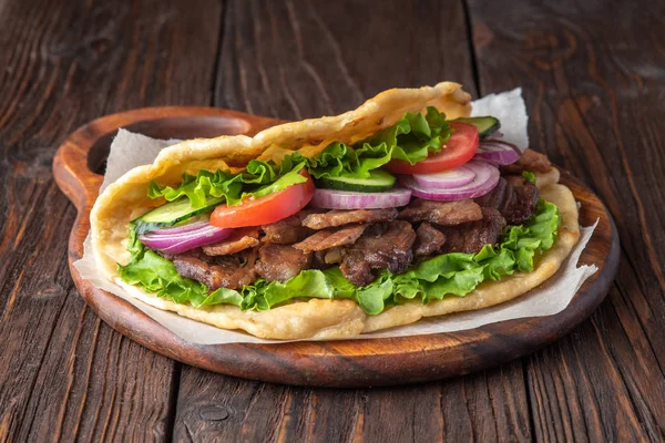 Sandwich Świeże Tortilla Mięsem Warzywami Desce — Zdjęcie stockowe