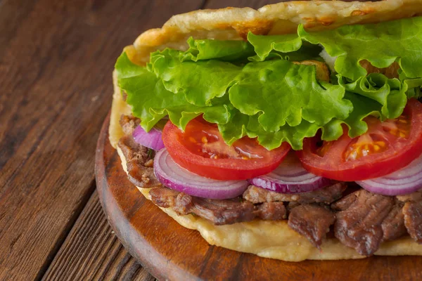 Heerlijke Verse Zelfgemaakte Gyro Sandwich Met Geroosterde Vlees Tomaat Sla — Stockfoto