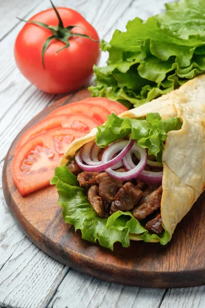 Sanduíche Caseiro Shawarma Com Carne Grelhada Legumes Tábua Corte — Fotografia de Stock