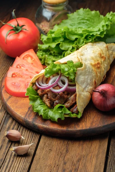 切菜板上有烤肉和蔬菜的自制沙瓦马三明治 — 图库照片