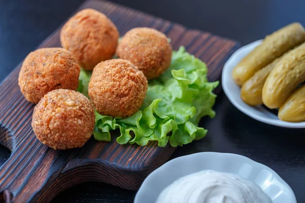 Rántott Falafel Golyó Asztalán Savanyúságok Mártás Táblán — Stock Fotó