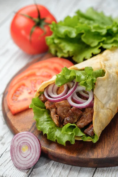 Σπιτικό Shawarma Σάντουιτς Ψητό Κρέας Και Λαχανικά Ξύλο Κοπής — Φωτογραφία Αρχείου