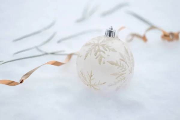 Witte Bal Kerst Ornament Met Sneeuwvlok Patroon Witte Sneeuw Achtergrond — Stockfoto