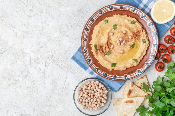 Plato Hummus Tradicional Plato Sobre Mesa Con Garbanzos Verduras — Foto de Stock