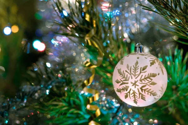 Vit Boll Jul Prydnad Med Snöflinga Mönster Gran Gren — Stockfoto