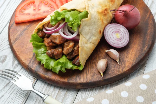 Owinąć Shawarma Domu Grillowanego Mięsa Warzyw Deska Krojenia — Zdjęcie stockowe