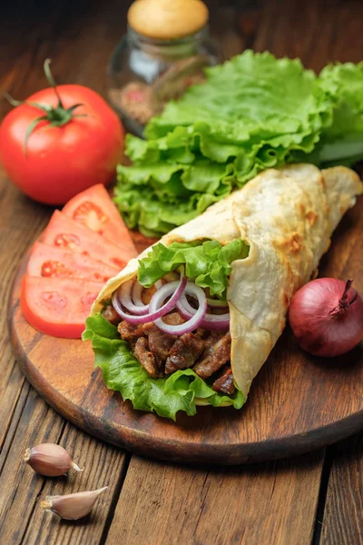 切菜板上有烤肉和蔬菜的自制沙瓦马三明治 — 图库照片