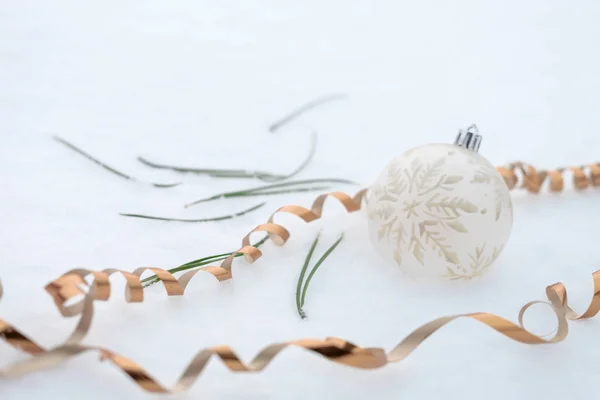 Witte Bal Kerst Ornament Met Sneeuwvlok Patroon Witte Sneeuw Achtergrond — Stockfoto