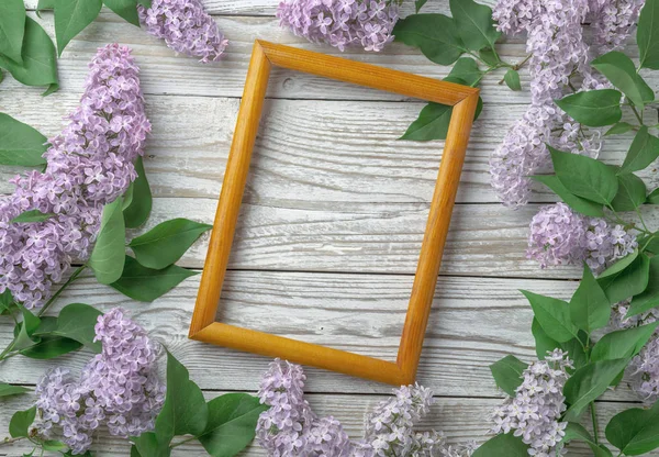 Ahşap arka plan üzerinde leylak çiçekleri ile Vintage çerçeve, bahar konsepti