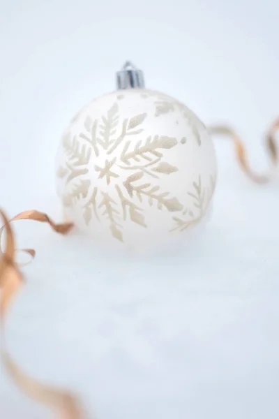 Adorno Navidad Bola Blanca Con Patrón Copo Nieve Sobre Fondo —  Fotos de Stock