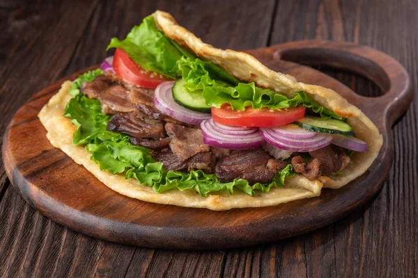 Sandwich Świeże Tortilla Mięsem Warzywami Rustykalnym Stylu Tabeli — Zdjęcie stockowe