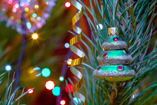 Bola Forma Árbol Colgando Abeto Festivo Las Luces Navidad Fondo —  Fotos de Stock