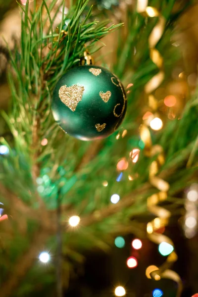 Grön Boll Christmas Prydnad Med Hjärtan Mönster Festliga Fir Tree — Stockfoto