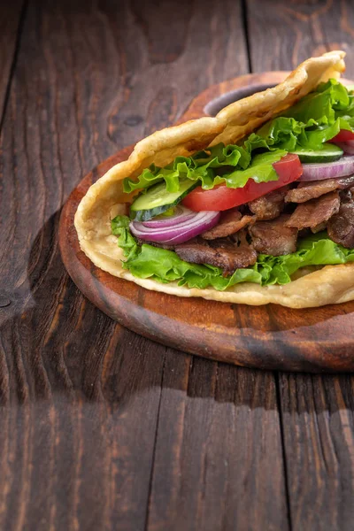 Sığır Eti Sebze Rustik Tablo Ile Taze Tortilla Sandviç — Stok fotoğraf