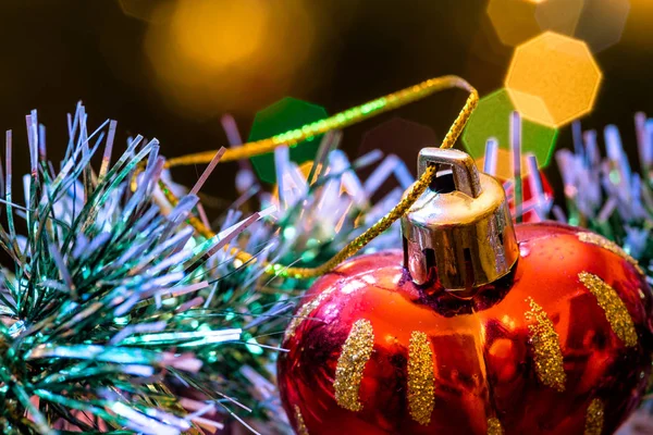 Bola Roja Forma Corazón Decoración Verde Las Luces Navidad Fondo — Foto de Stock