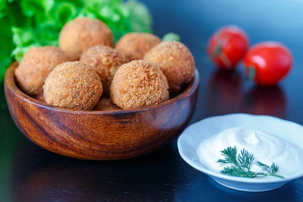 Domates ve sos ile masada kase kızarmış falafel topları
