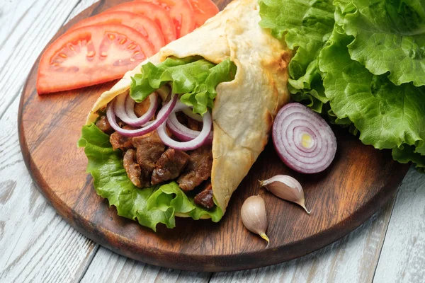 Domu Shawarma Kanapkę Grillowanego Mięsa Warzyw Deska Krojenia — Zdjęcie stockowe