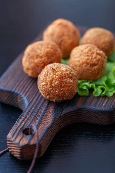 Masa üzerinde ahşap tahta üzerinde kızarmış falafel topları
