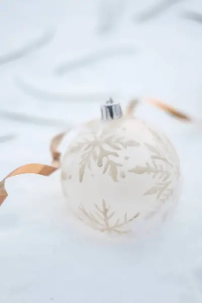 Witte Bal Kerst Ornament Met Sneeuwvlok Patroon Witte Sneeuw Achtergrond — Stockfoto