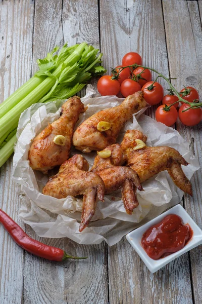 Ailes Poulet Rôties Sur Table Avec Sauce Légumes — Photo