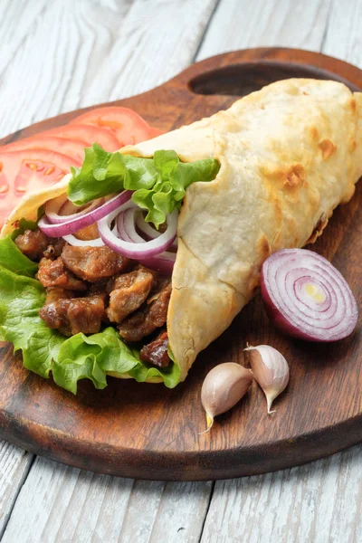 Owinąć Shawarma Domu Grillowanego Mięsa Warzyw Deska Krojenia — Zdjęcie stockowe