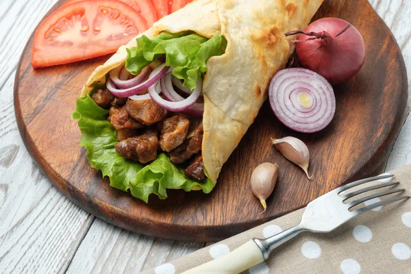 まな板の上の野菜や肉のグリルと自家製 Shawarma ラップ — ストック写真