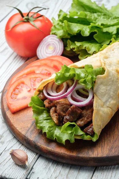 Hausgemachtes Shawarma Sandwich Mit Gegrilltem Fleisch Und Gemüse Auf Schneidebrett — Stockfoto