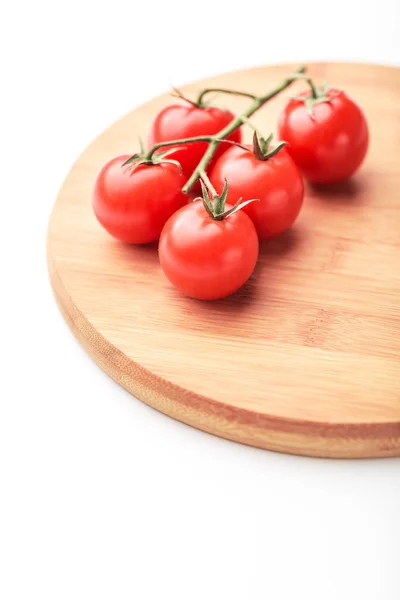 Tomates Cherry Maduros Sobre Tabla Madera Aislada Blanco — Foto de Stock