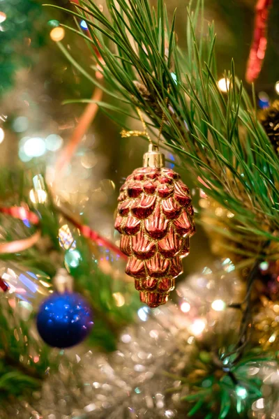 Bola Forma Cono Colgando Abeto Navideño Festivo — Foto de Stock