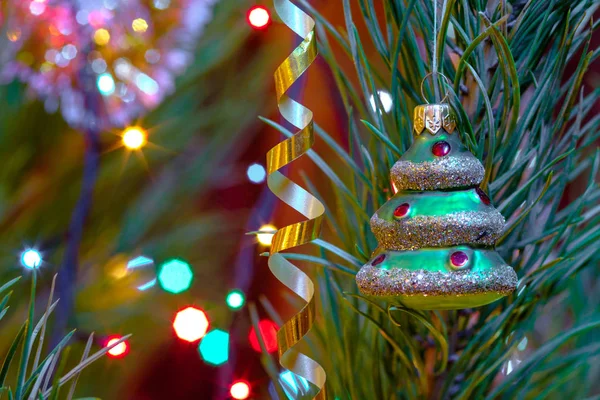 Bola Forma Árbol Colgando Abeto Festivo Las Luces Navidad Fondo —  Fotos de Stock