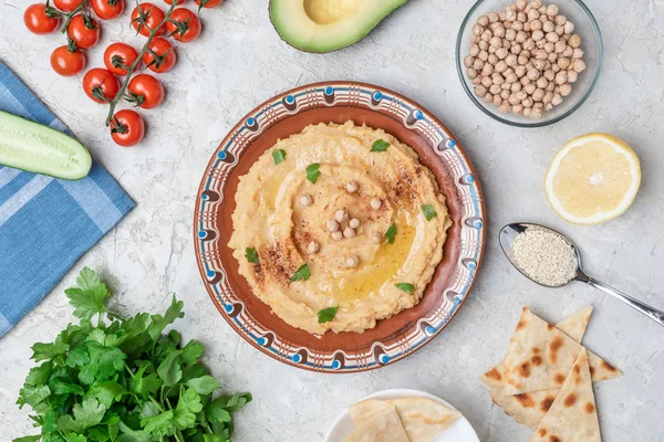 Plato Tradicional Hummus Plato Rústico Sobre Mesa Con Verduras Pan — Foto de Stock