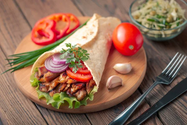 Hausgemachtes Shawarma Sandwich Mit Gegrilltem Hühnerfleisch Und Gemüse Auf Schneidebrett — Stockfoto