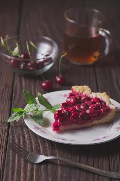 Dilim taze kiraz kek rustik masada plaka üzerinde