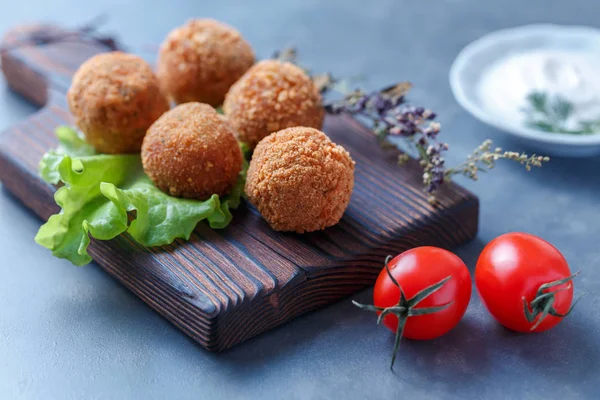 Bolas Falafel Fritas Sobre Tabla Madera Sobre Mesa Con Verduras —  Fotos de Stock