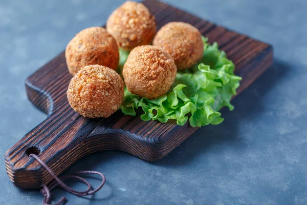 Masa üzerinde ahşap tahta üzerinde kızarmış falafel topları