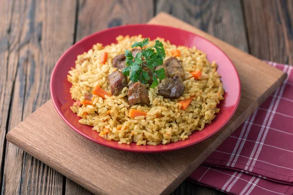 Teller Mit Hausgemachtem Pilaf Gericht Mit Fleisch Und Gemüse Auf — Stockfoto