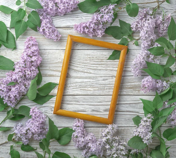 Ahşap arka plan üzerinde leylak çiçekleri ile Vintage çerçeve, bahar konsepti