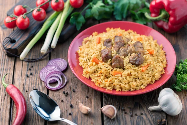 Teller Mit Hausgemachtem Pilaf Gericht Mit Fleisch Und Gemüse — Stockfoto